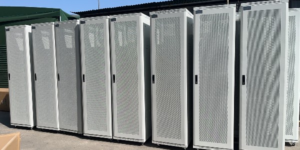 白色網絡機柜：數字化浪潮中的時尚效能守護者